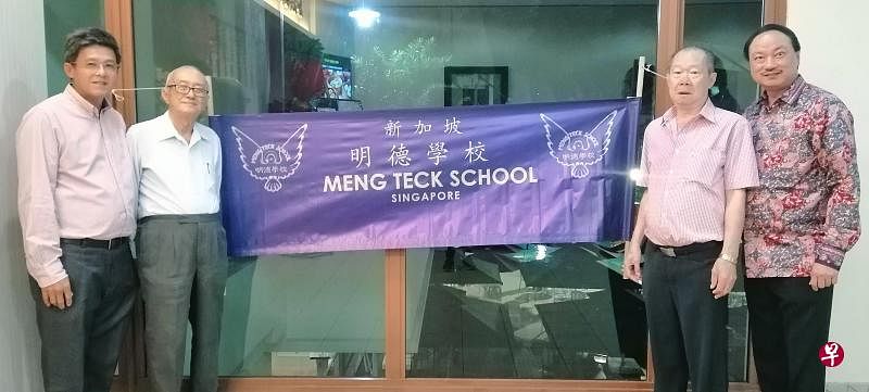 昇菘超市董事林佑龙（右一）与第二任校长苏惠民（左二）及第三任校长陈耿光（右二）合照。