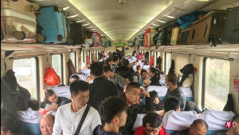 作者采访的硬座车厢人满为患，乘客很难在车厢内走动。（作者提供）