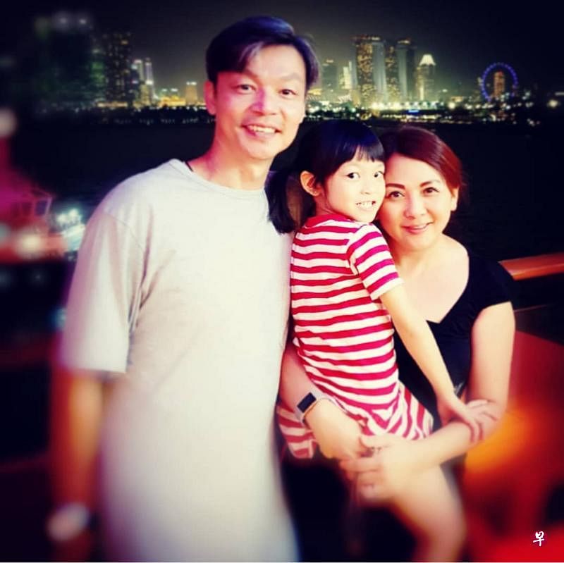 李国煌（左起）与小女儿李紫菡和太太黄爱玲。（互联网）