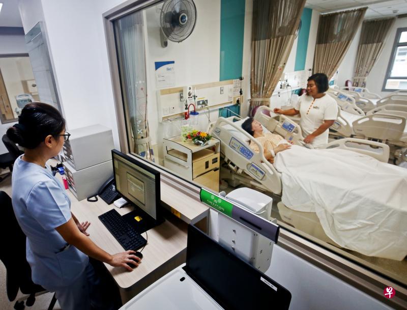 护理行业仍非常需要劳力，协助年长者吃饭、冲凉、更衣、如厕等都无法用机器代劳。（档案照片）