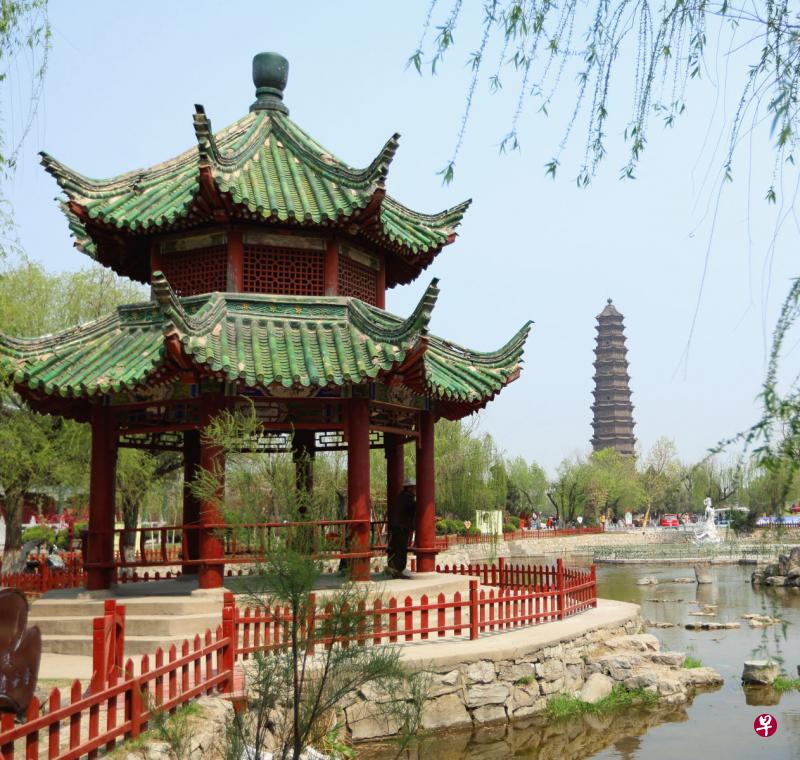 铁塔公园清明时节的景象。（王远昌摄）