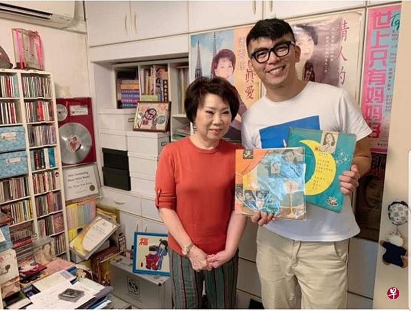 陈子谦手上的两张黑胶唱片是他向收藏家以各150新元购买的。（泉工作室提供）