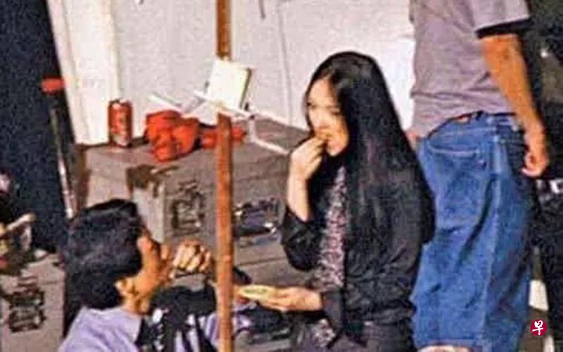 章子怡（右）当年喂成龙吃葡萄的新闻引起媒体大肆报道。（互联网）