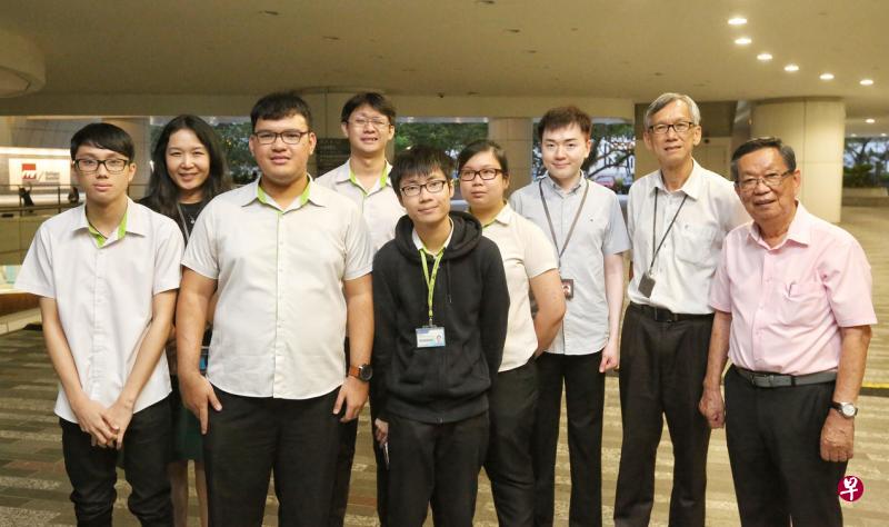 新加坡工艺教育中区学院游戏设计与开发部门的学生为武侠潮剧《情断昆吾剑》设计21道LED布景。右起是南华社长卓林茂、副院长张良发、讲师许坤全。左二是游戏设计与开发部门主任赵春梅，其余是参与制作的学生。