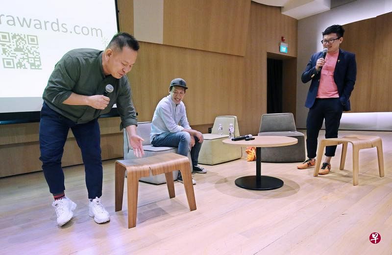 杨国胜（左）以他设计的“断凳”，向台上另一主讲郑志伟（中）和主持人林方伟（右），以及台下观众讲述，技术上的困难也能成为设计的特点。