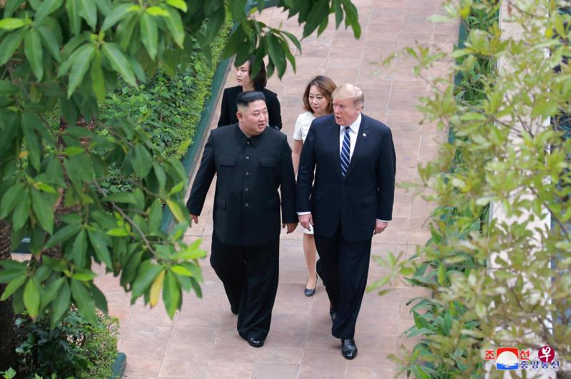 特朗普（右）和金正恩上周四上午在河内举行会谈，但过后临时取消签署联合宣言等安排。（路透社）