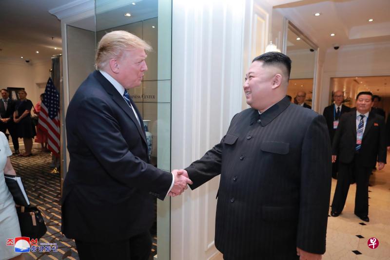 报道指，特朗普（左）坚持要朝鲜废弃所有核设施，但金正恩以信赖关系不足为由拒绝。（路透社）