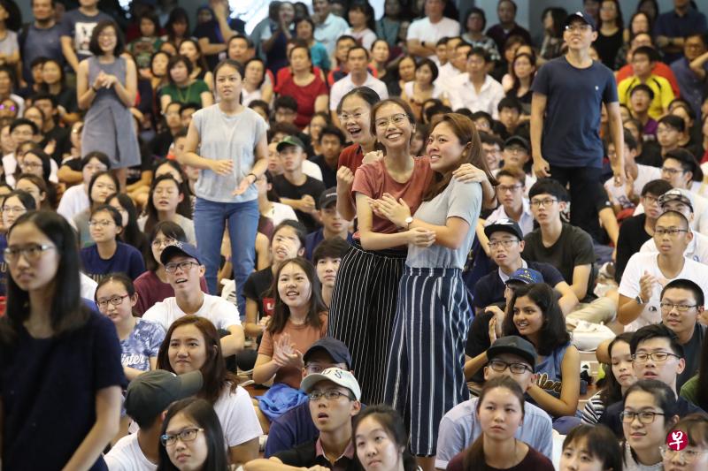 A水准放榜：诺雅初级学院首届毕业生上周五领取会考成绩。（档案照）