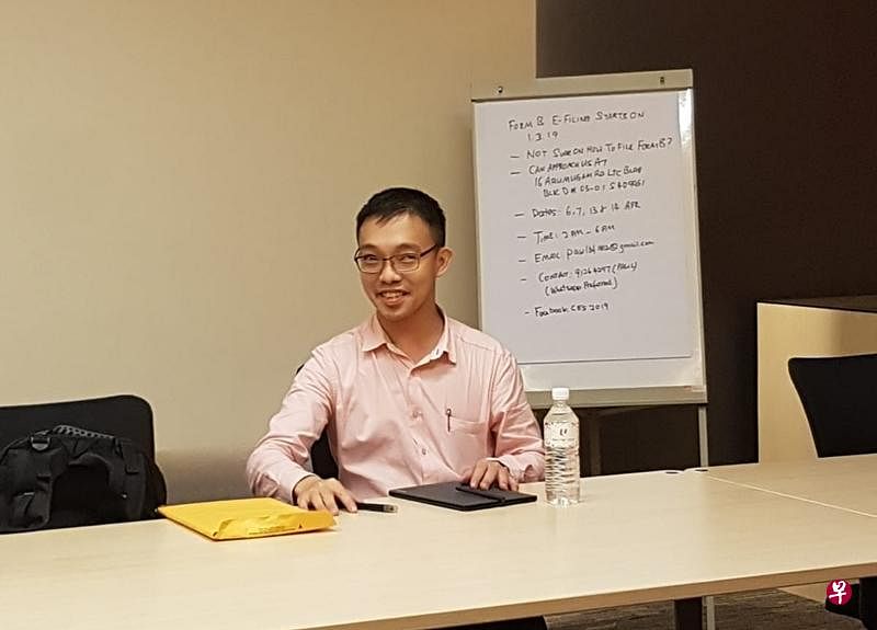 李彬逢和几名会计师朋友，将在今年4月其中两个周末，为德士司机和小贩等自雇人士免费报税。（受访者提供）