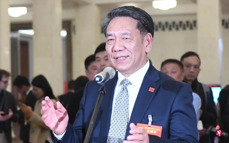 中国探月工程总设计师吴伟仁昨天在全国政协“委员通道”接受采访。（新华社）