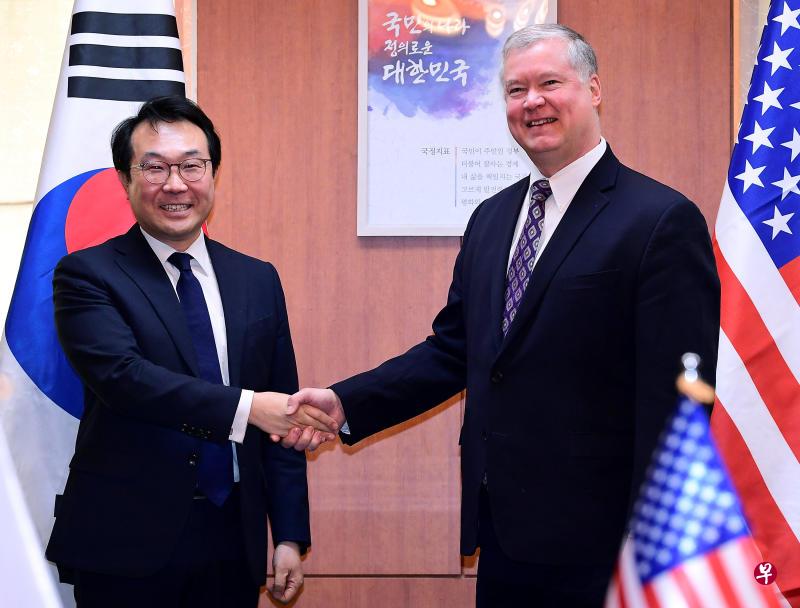 李度勋（左边）上个月与到访的比根在首尔会晤。（法新社）