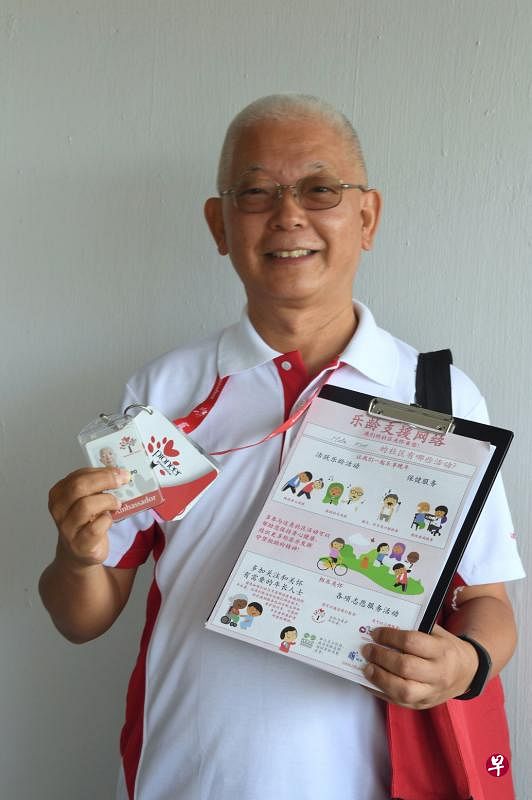 王德宝以自己的亲身体验，鼓励年长者做身体功能检查。（曾美玲摄）