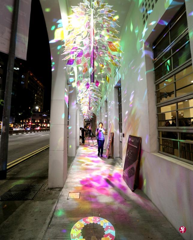 国家设计中心外的艺术装置“Light Playground”，通过万花筒般的灯光效果，吸引路人驻足欣赏本地建筑物。（庄耿闻摄）