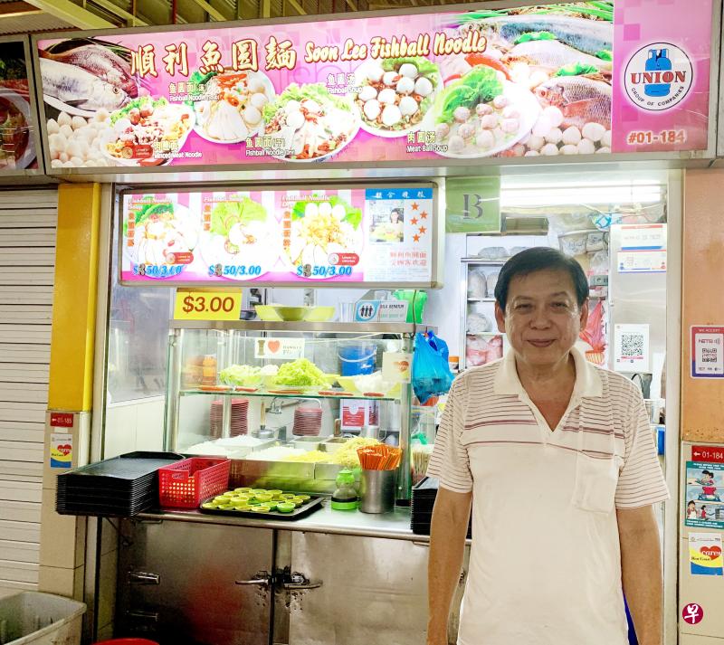 “顺利鱼圆面”摊主王炳顺已开档37年。 （张曦予摄）