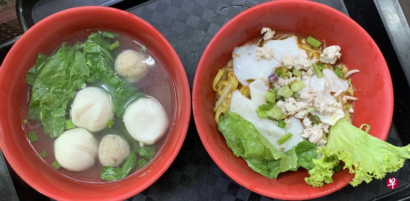 一碗加上鱼饼、肉碎的拌面与一碗鱼圆加肉圆的汤卖3元。 （张曦予摄）