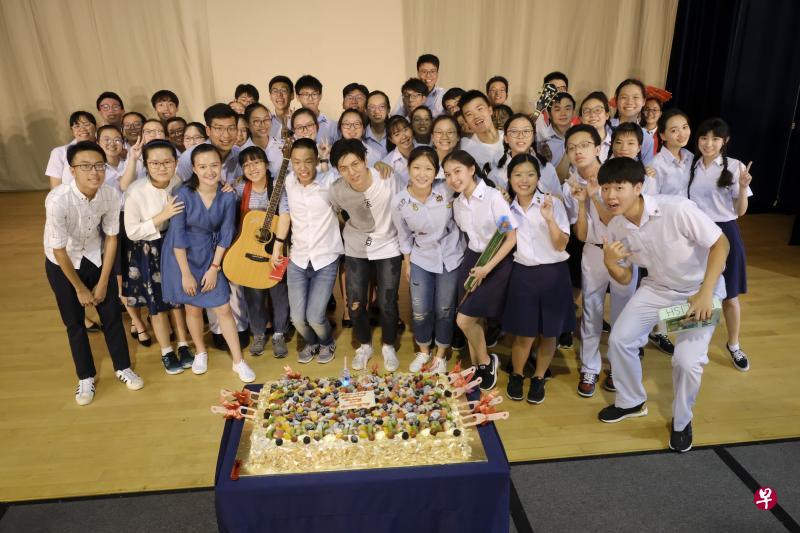 彩蛋在大家的欢呼雀跃中绽放异彩，大家都对着镜头，祝贺道：“立化，生日快乐！”（立化中学提供）