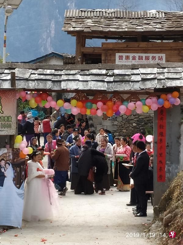 办婚礼小村子热闹非常。