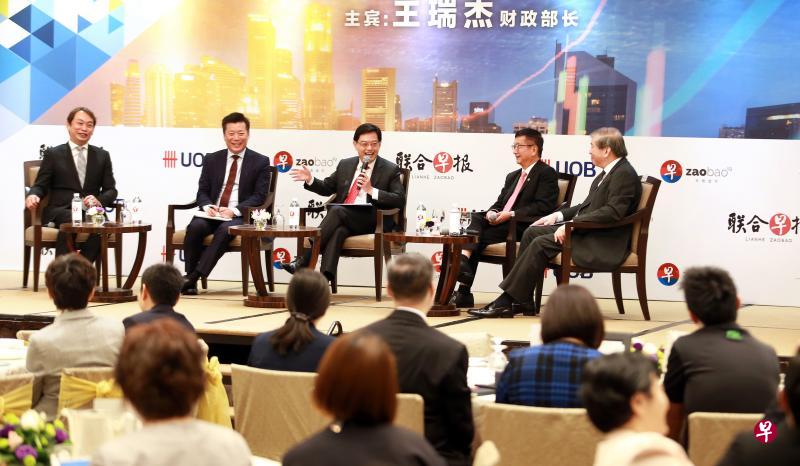 财政部长王瑞杰（中）与工商联合总会主席张松声（右一）、中华总商会会长黄山忠（右二）和制造商总会会长符标熊（左一）共同探讨新财年预算案宣布。《联合早报》兼《联合晚报》总编辑吴新迪（左二）是对话会主持人。（唐家鸿摄）