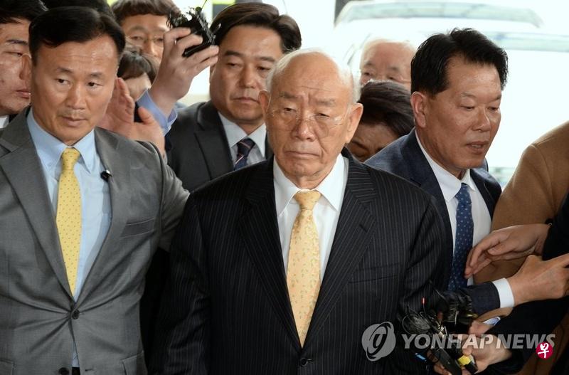 3月11日，韩国前总统全斗焕抵达光州地方法院。（韩联社）