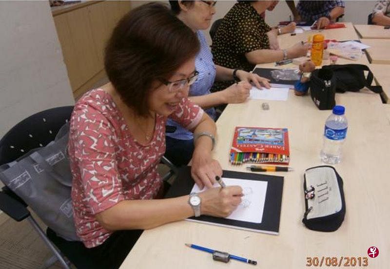 在全国乐龄学苑，曾焕梅也学习画画等美术技巧。（曾焕梅提供）