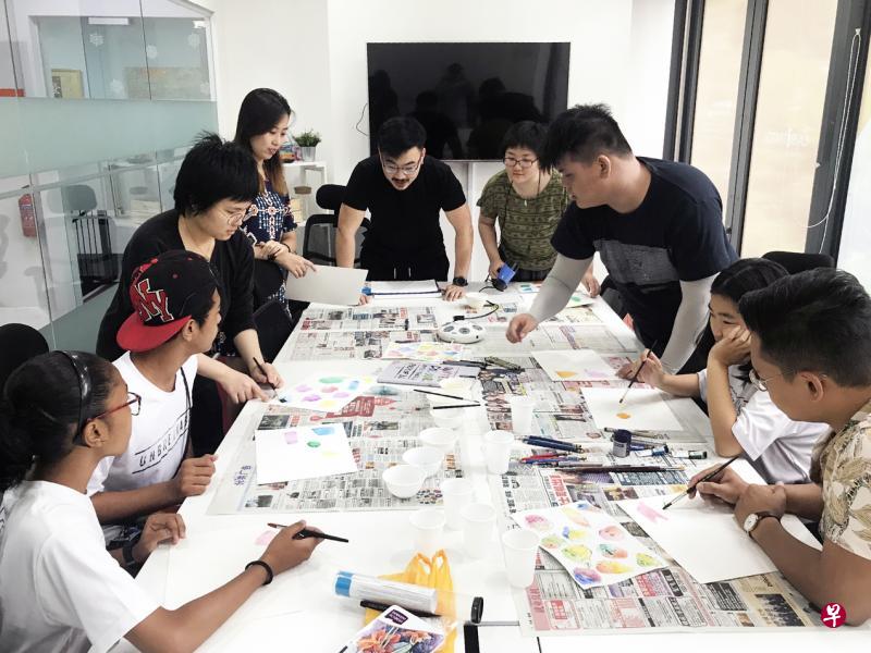 林达峰（中间蓄胡须者）带领学徒们与社会企业Glyph Concepts合作，让低收入家庭的孩子接触艺术。（受访者提供）