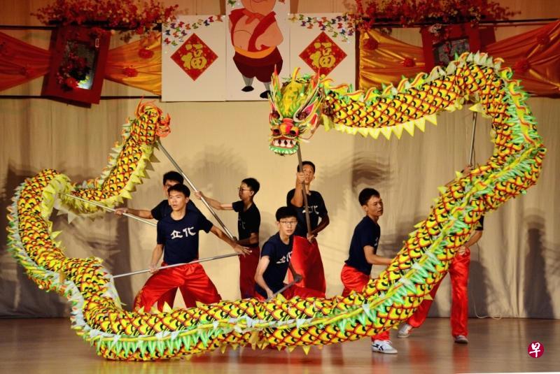 庆典结束前，武术团的学生舞着长长的龙，从礼堂的后门穿梭过观众冲上台。（由立化中学提供）