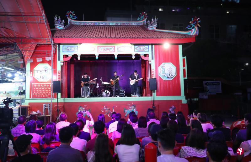 岑卓尧带着他的摇滚乐团Goose Band，在梧槽大伯公庙拥有100多年历史的戏台上演出（小图）。