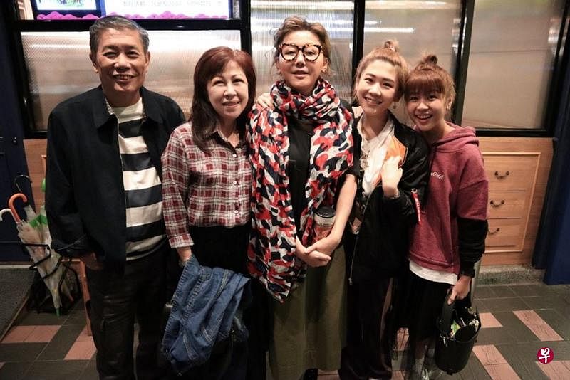 Vee易薇倪（右二）与父母及Stella谢慧娴（右一）与蓝心湄（中）开心合照。（受访者提供）