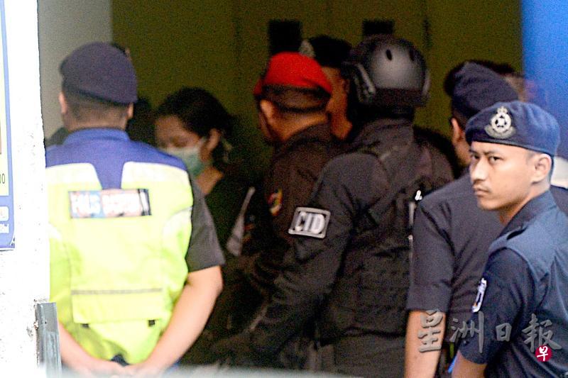 金正男毒杀案的越南籍被告段氏香在警方护送下前往医院接受检查。（星洲网）