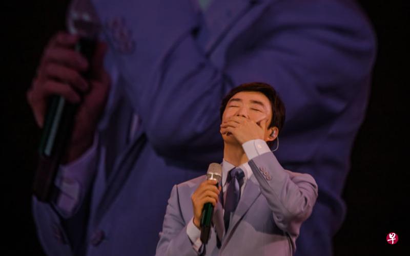 费玉清诉说心里的感触和心声时，突然哽咽落泪。（RWS提供）