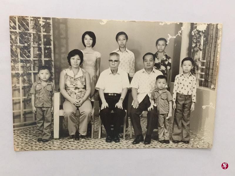 ▼和父母、外公，以及兄弟姐妹拍摄的全家福照片，前排右二为林镇明。