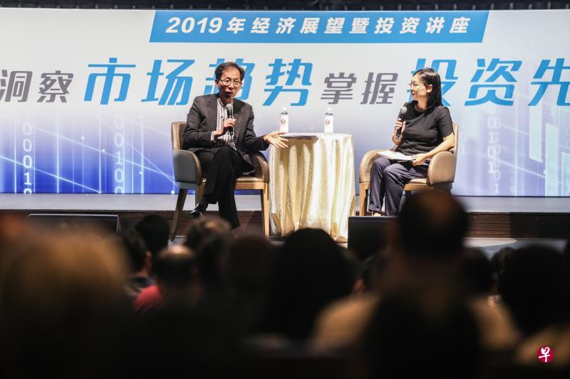 李光耀公共政策学院亚洲竞争力研究所所长陈企业博士（左）指出，我国在全球最具竞争力的金融中心排行榜中于2017年首次超越香港，排名第三，仅在伦敦和纽约之后，“我们是不是应该急起直追，超越纽约？”右为新加坡报业控股华文媒体集团新闻中心财经新闻副主任胡渊文。（梁伟康摄）