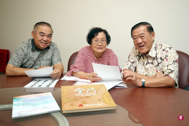 金门乡亲黄素琴（中）与金门会馆正财政李志远（左）、康乐组正主任许国振（右）希望通过众乡亲的力量，合力寻人。（周国威摄）