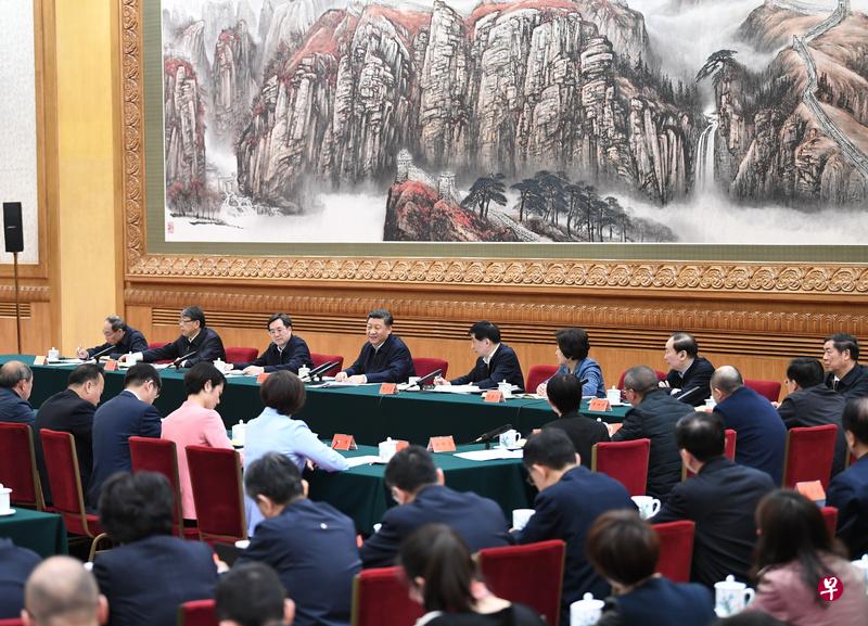 中共总书记习近平（中）18日主持学校思想政治理论课教师座谈会，政治局常委王沪宁（左五）、政治局委员丁薛祥（左三）等出席（新华社）