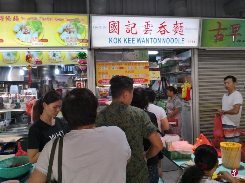 裕廊西的国记云吞面，每天都大排长龙。（温伟中摄） 