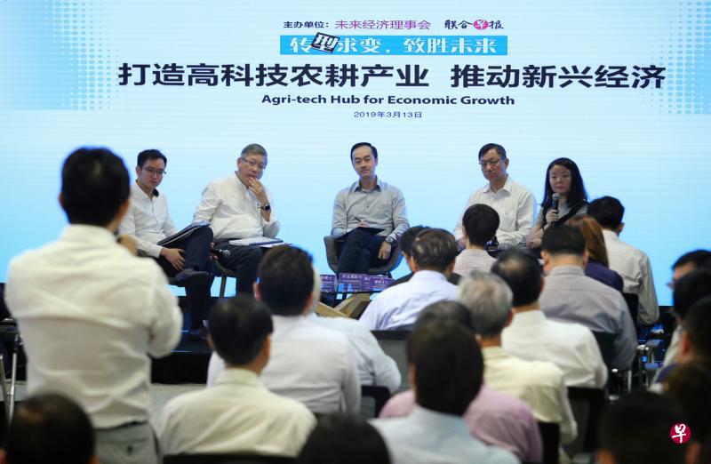 本地农产业者上周抓紧机会向未来经济理事会与《联合早报》联办农业科技对话会的嘉宾提问。图为Sustenir农耕公司总经理梅丁捷（左起）、淡马锡理工学院科技顾问李志伟博士、贸工部高级政务部长许宝琨医生、新加坡鲜农总会董事周志民，以及主持人新加坡报业控股华文媒体集团新闻中心采访组副主任杨萌。（林泽锐摄）