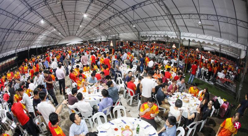 华中操场昨晚搭有九个大帐篷，现场共摆放超过1200张桌子，相信今年是华侨中学历年来规模最大的万人宴会。（何家俊摄）