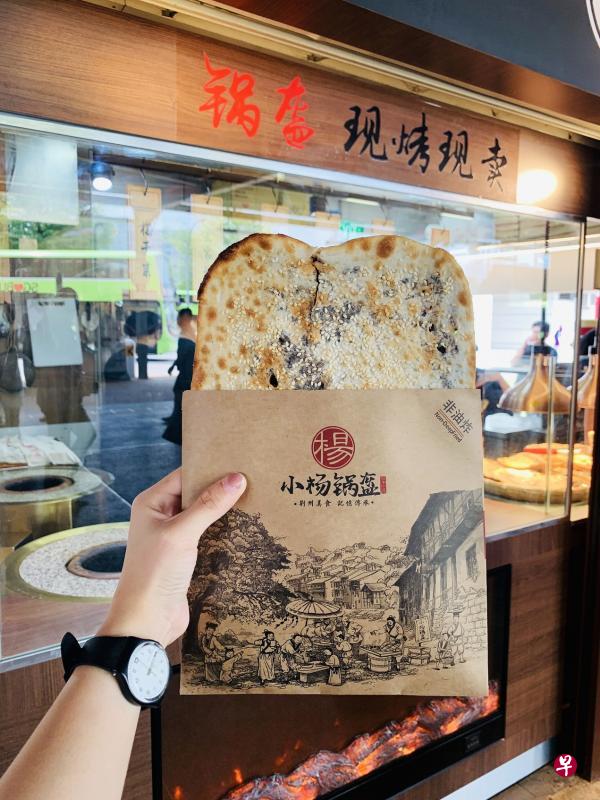 新鲜出炉的锅盔吃起来外焦里嫩，嚼劲十足。