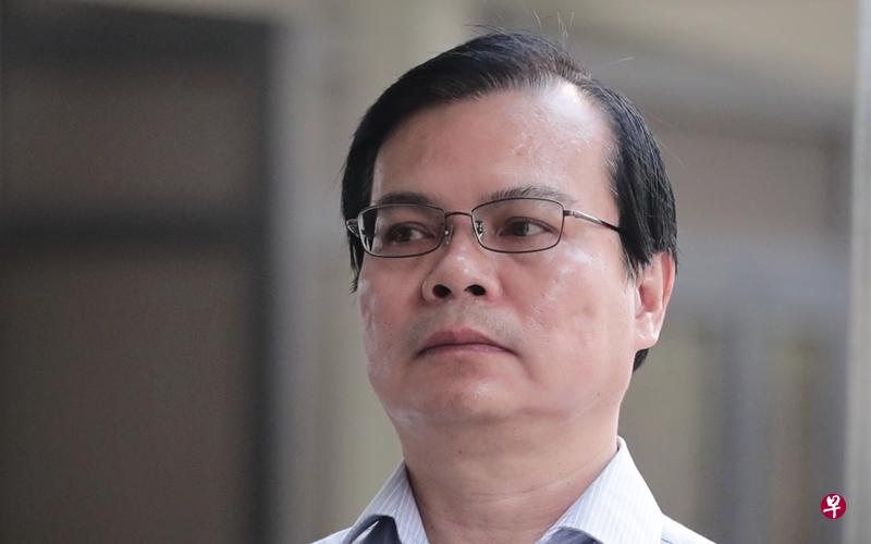 被告黄志明今早正式认罪，承认收贿8万6141元。（海峡时报）