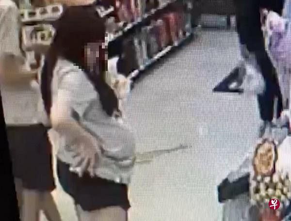 狮城女在台北逛街的孕肚照曝光。