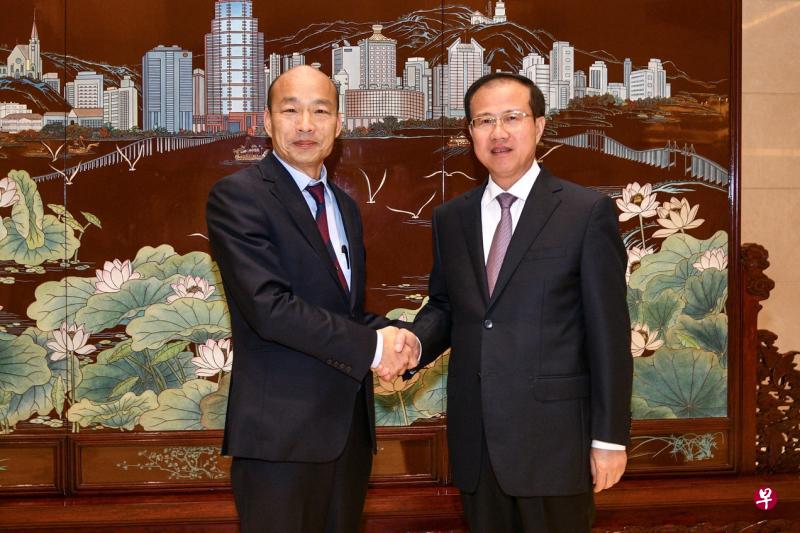 韩国瑜（左）前晚拜会了中国中央政府驻澳门联络办公室主任傅自应。（香港中通社）