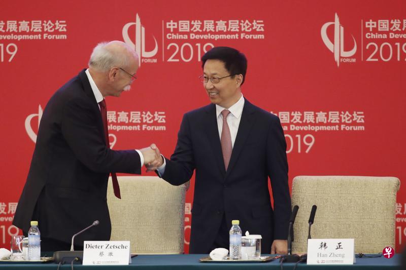 中国发展高层论坛2019年会开幕式昨天在北京举行，本届论坛的主题是“坚持扩大开放，促进合作共赢”。图为中国副总理韩正（右）与梅赛德斯—奔驰汽车集团全球总裁蔡澈握手致意。（中新社）