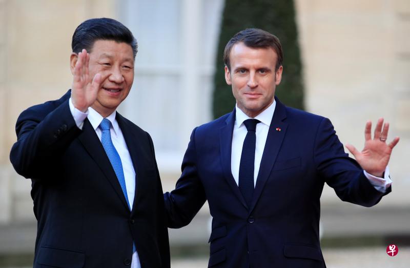 法国总统马克龙（右）昨天在巴黎爱丽舍宫接待到访的中国国家主席习近平（左）。（路透社）