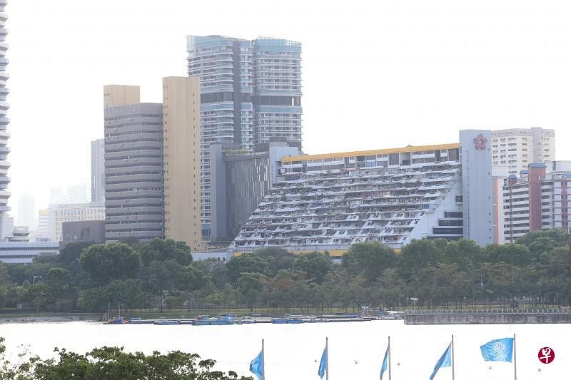 黄金坊（右）和黄金大厦正展开集体出售计划，前者以公开招标方式重新推出市场集体出售，保留价仍维持8亿元；后者预计下来六个月内推出市场求售，保留价为7亿元。（唐家鸿摄）