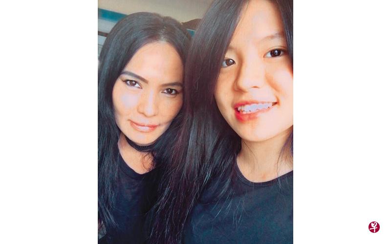 潘越云（左）与独生女玺儿。（互联网）