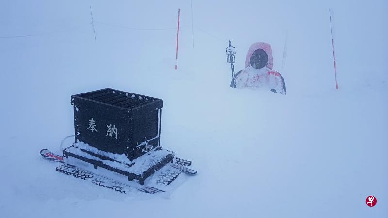 藏王山顶上，被雪埋着的地藏尊。