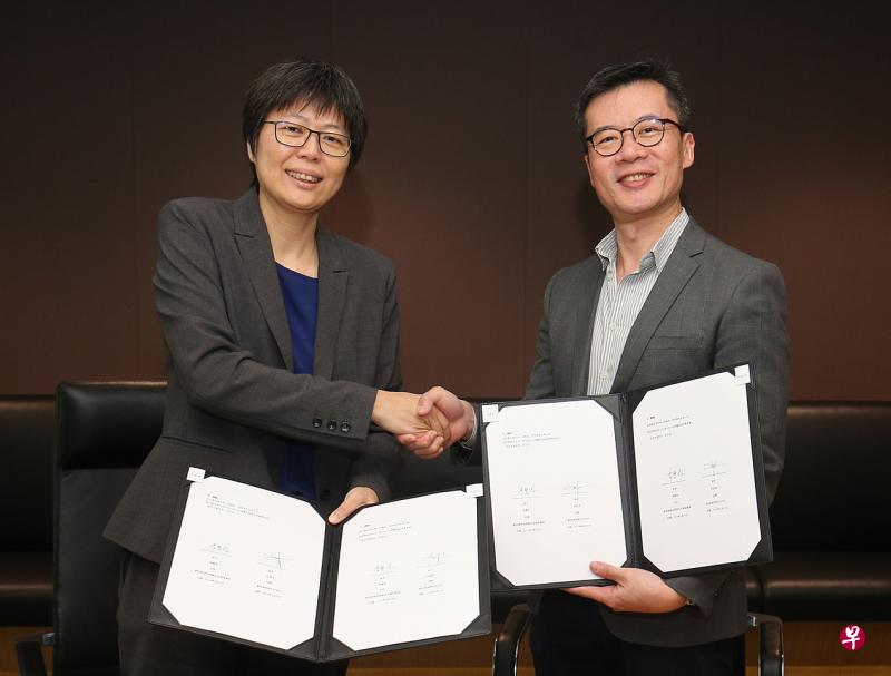 新加坡报业控股华文媒体集团社长李慧玲（左）与新加坡华族文化中心总裁刘思伟前天签订战略合作框架协议暨“早报文创空间”备忘录。（邬福梁摄）