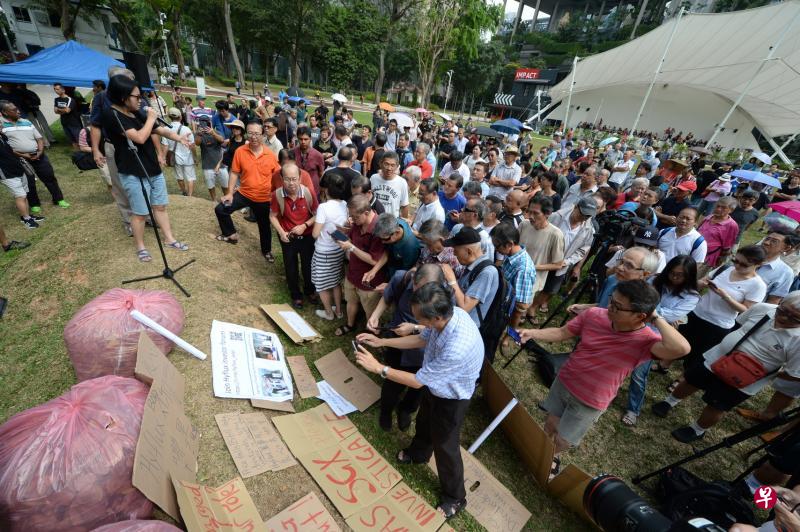 聚集在演说角落的凯发投资者对集团建议的赔偿不满，也抗议公用局以零元收购大泉海水淡化厂。此外，他们也呼吁监管当局对售卖债券的银行展开调查。（潘丰源摄）