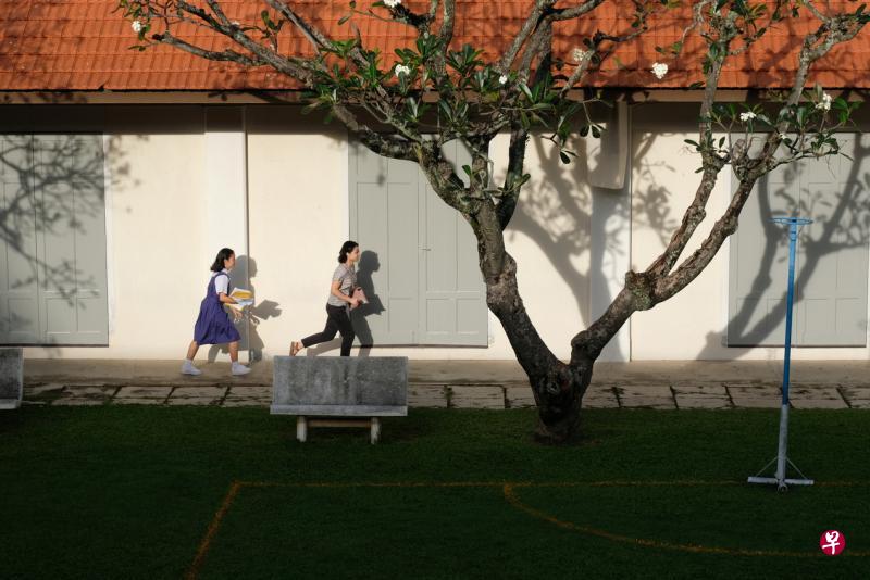 《从》在槟城乔治市莱特街修道院学校拍摄。（圣尼各拉女校校友会）