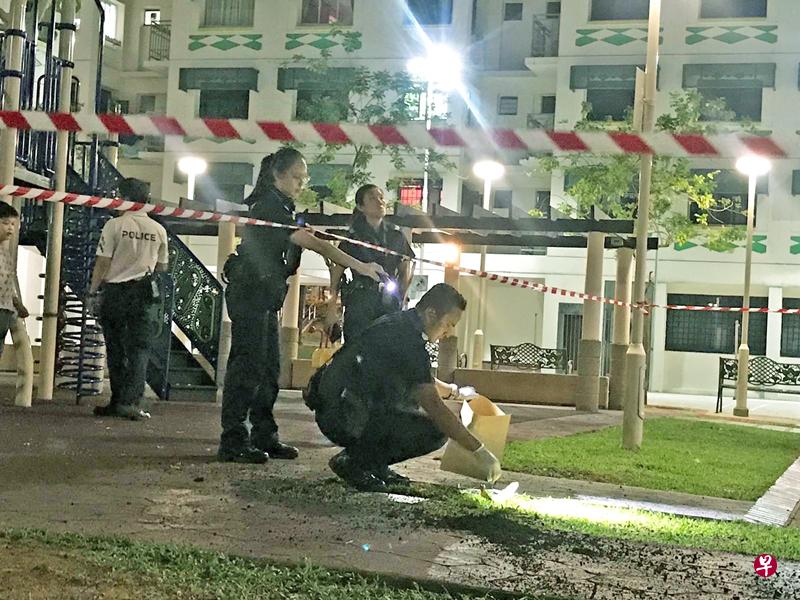 警方把破碎的花盆装入黄色袋子。（徐颖荃摄）